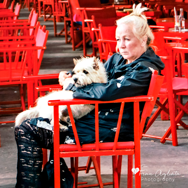 _MG_4356_WomanwRedChairs_France_600x600